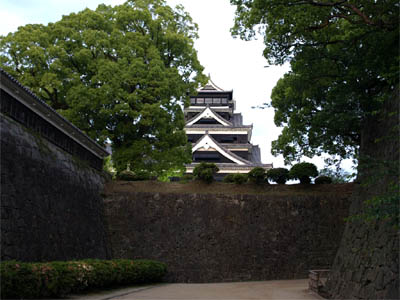 遠くから見た堀に囲まれている熊本城（震災前の城）
