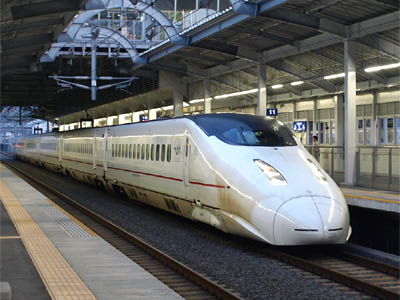 川内駅のプラットフォームに入線した九州新幹線「つばめ」の車両