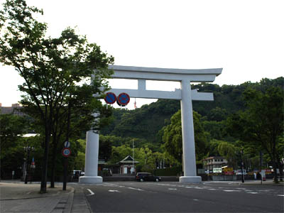 国道３号線の終点「照国神社前」の交差点の先にある照國神社の鳥居