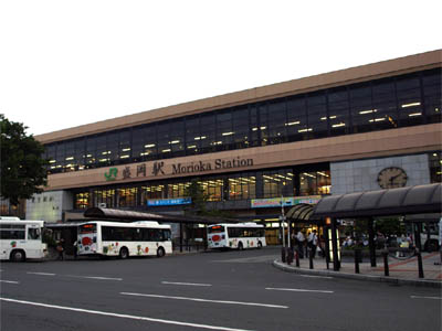 東北新幹線と秋田新幹線の分岐点となる「盛岡駅」の駅前バスロータリー