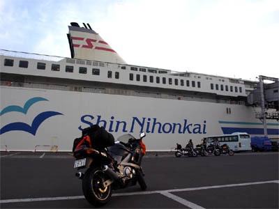 早朝の小樽港に着岸した新日本海フェリーから下船した直後のバイク