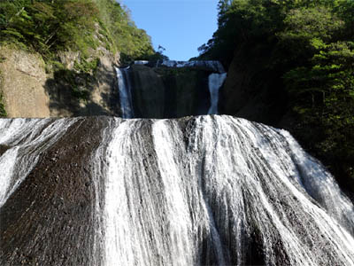 袋田の滝を流れ落ちる白い糸のような水しぶき