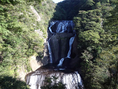４段に渡って滝を流れ落ちる水の白いしぶきが美しい袋田の滝