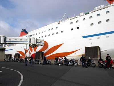 大洗港フェリーターミナルで商船三井フェリーの乗船待ちをしているバイクの列