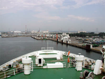 着岸する直前の太平洋フェリーの甲板から見た仙台港フェリーターミナル