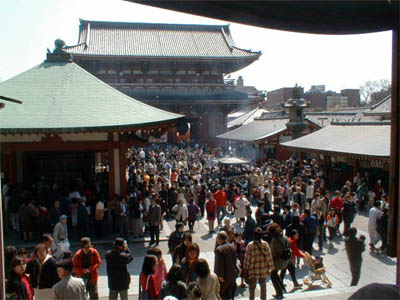 国道６号線の近くにある観光名所、参拝客で賑わう浅草寺の参道