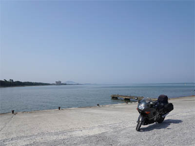琶湖の湖畔に停めたロングツーリング中のバイク(ZZR400)