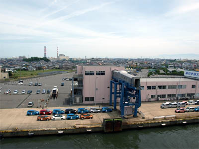 新日本海フェリーの「らいらっく」の甲板から見た出航直後の新潟港フェリーターミナル
