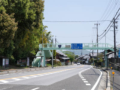 竜王町を通る国道８号線の距離標識（敦賀87km、近江八幡 8km）