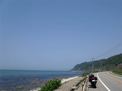 海沿いのシーサイドラインを走る国道345号線の絶景ポイントのひとつ