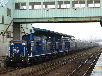 JR函館本線と室蘭本線の長万部駅の構内に入線した寝台特急「北斗星」と列車を牽引しているDD51の重連
