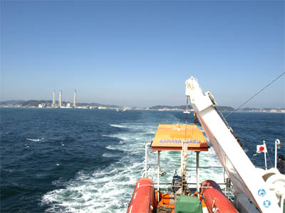 東京湾フェリーの「かなや丸」の船上デッキから見た東京湾