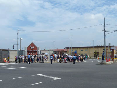 Friendship Festival（友好祭）開催時の入口となっている米軍横田基地の第五ゲート前交差点