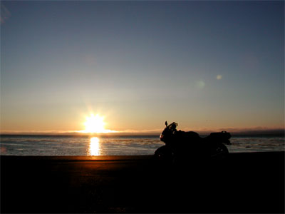ノシャップ岬（野寒布岬）の景山泊漁港公園から見た水平線に沈む綺麗ない夕日（夕焼け）