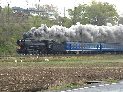 JR東日本の蒸気機関車D51-498号機が牽引する碓氷号（群馬八幡駅～安中駅間で撮影）