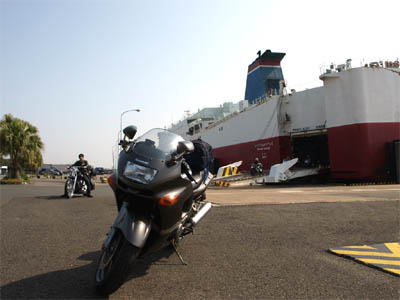 宮崎港で下船したバイクとフェリー