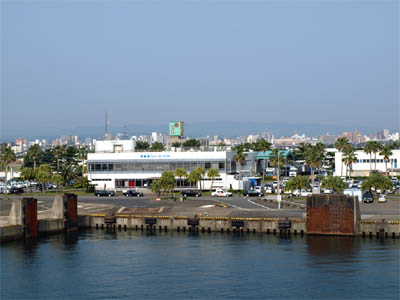 着岸直前のフェリーのデッキから見た宮崎港のフェリーターミナル