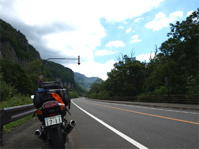 大雪山の絶景を通り抜ける国道39号線を走るバイク