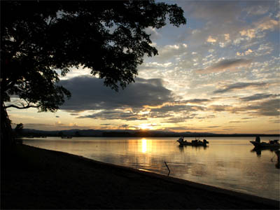 国道39号線の「女満別湖畔キャンプ場」から見た網走湖の綺麗な夕焼け
