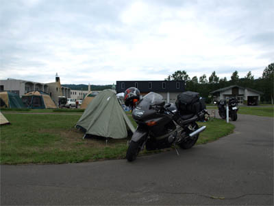 美深にある森林公園びふかアイランドキャンプ場に設営したテントとバイク