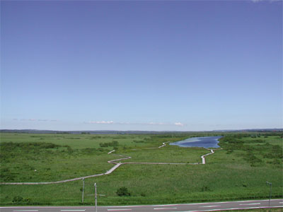 幌延ビジターセンターの展望台の頂上から見たサロベツ原野とパンケ沼