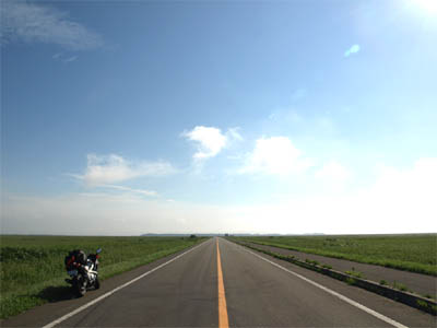 北海道のサロベツ原野にある長い直線道路