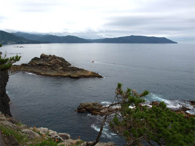 国道45号線の近くにある碁石岬の展望台から見た海