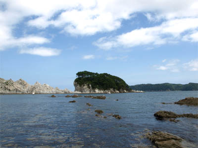 国道45号線沿いにある有名な観光地「浄土ヶ浜」の綺麗な海を島