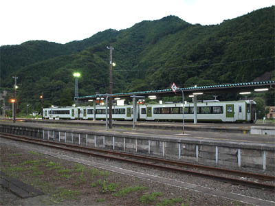 JR東日本の釜石線のキハ100形が入線している釜石駅
