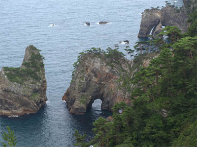 JRの観光パンフレットにも掲載された「北山崎」にある波の浸食で出来た岩山の大穴