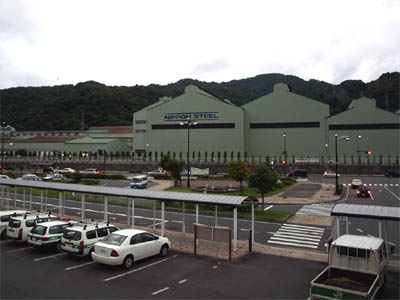 釜石の駅前から見える新日鉄釜石（日本製鉄）の工場