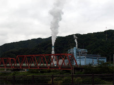新日鉄釜石（日本製鉄）の工場の煙突から立ち上る煙