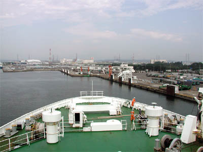 フェリーの甲板から見た着岸直前の仙台港（仙台フェリーターミナル）
