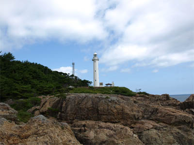 本州最東端「トドヶ崎灯台」の荒々しい岩山と太平洋の海