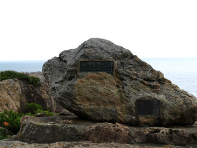 「トドヶ崎灯台」にある本州最東端を示す銅板が埋め込まれた岩山