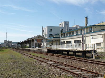 稚内駅の移転前の旧駅舎と「日本最北端の駅」の標識