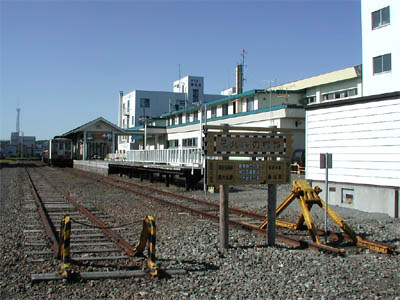 稚内駅の移転前の旧駅舎と「最北端の線路」の看板と車止め