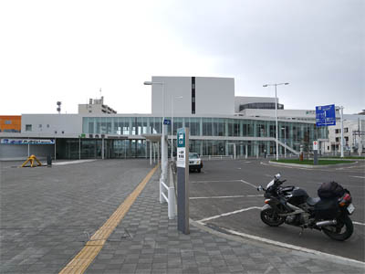 2011年4月に完成した稚内駅の新駅舎と駅前のロータリー