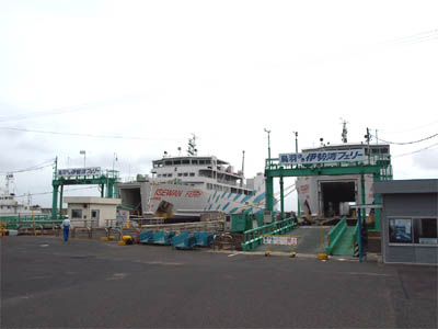 伊良湖旅客ターミナル（伊良湖フェリーターミナル）に停泊中の伊勢湾フェリー「伊勢丸」と「知多丸」