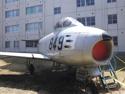 航空自衛隊熊谷基地の敷地内に展示されている、旭光（きょっこう）F-86F要撃戦闘機