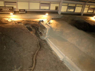 淡路島の野島断層保存館にある阪神淡路大震災により地層がずれて破損した道路と側溝