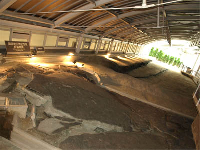淡路島の野島断層保存館にある阪神淡路大震災により地層がずれて破損した道路や側溝の跡