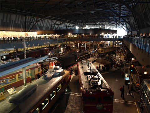 さいたま市にある鉄道博物館の２階から眺めた車両の展示スペース
