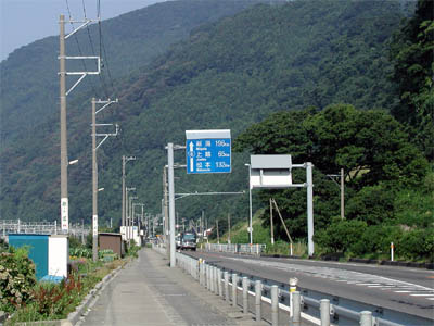 日本海沿い走る国道８号線の道路標識（新潟196km、上越65km、松本132km）