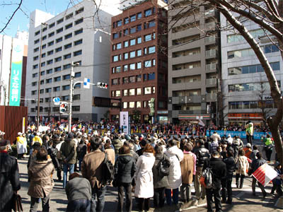 国道15号線の品川駅前の折り返し地点を走っている東京マラソンのランナーと大勢の観客