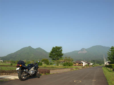 国道17号線沿いにある新治村から見た田畑と山が見えるのどかな風景