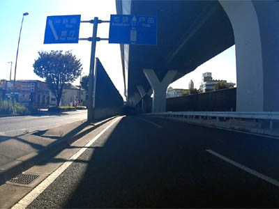 国道17号線の新大宮バイパスと国道の上に伸びている首都高速道路埼玉大宮線の高架道路