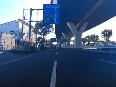 国道17号線の新大宮バイパスと国道の上に伸びている首都高速道路埼玉大宮線の高架道路