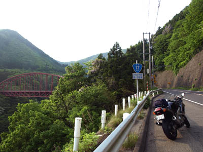 猿ヶ京温泉沿いの渓谷を走る国道17号線