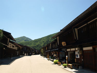 中山道三十四番の宿場、古い家屋が立ち並ぶ奈良井宿